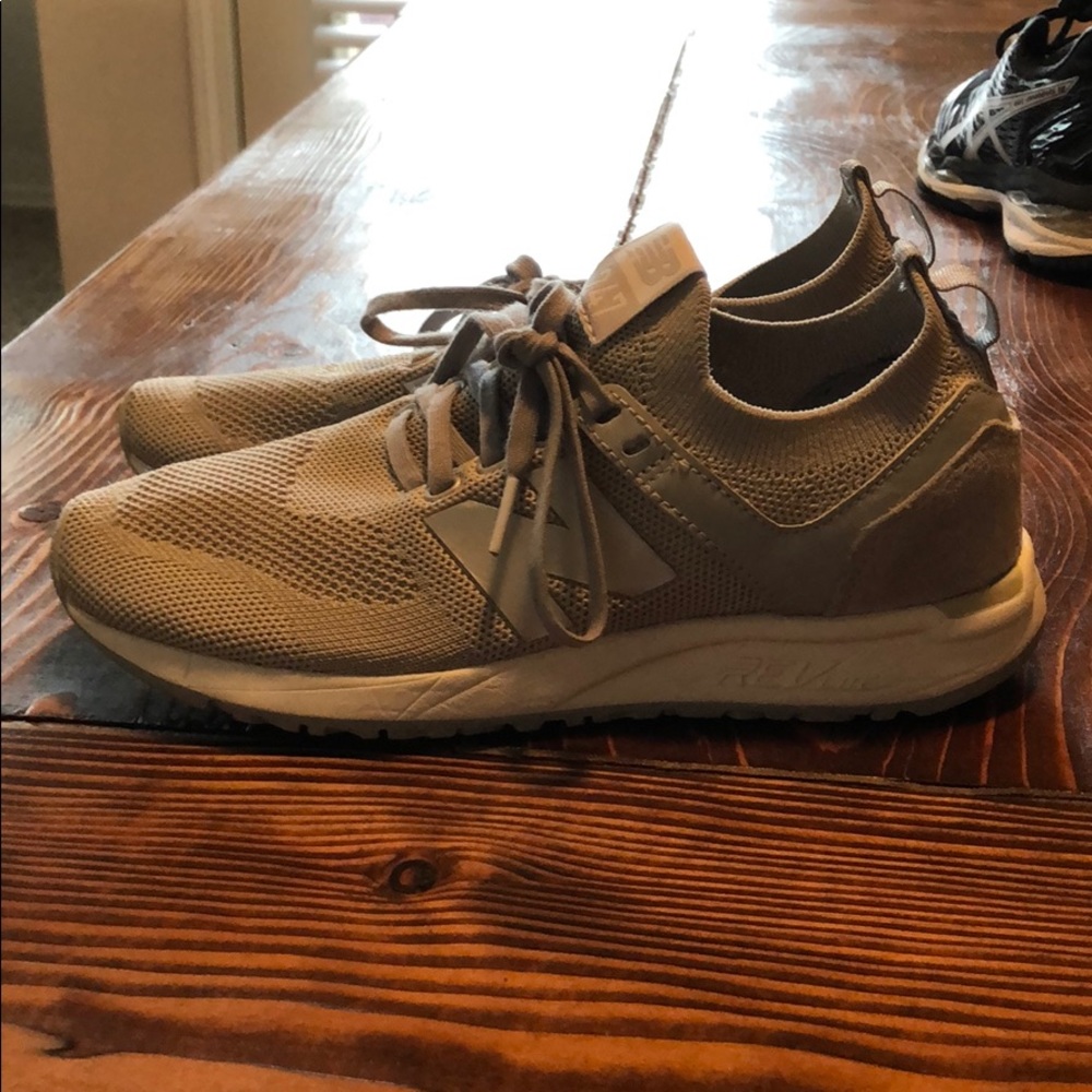 Women’s New Balance tennis shoes